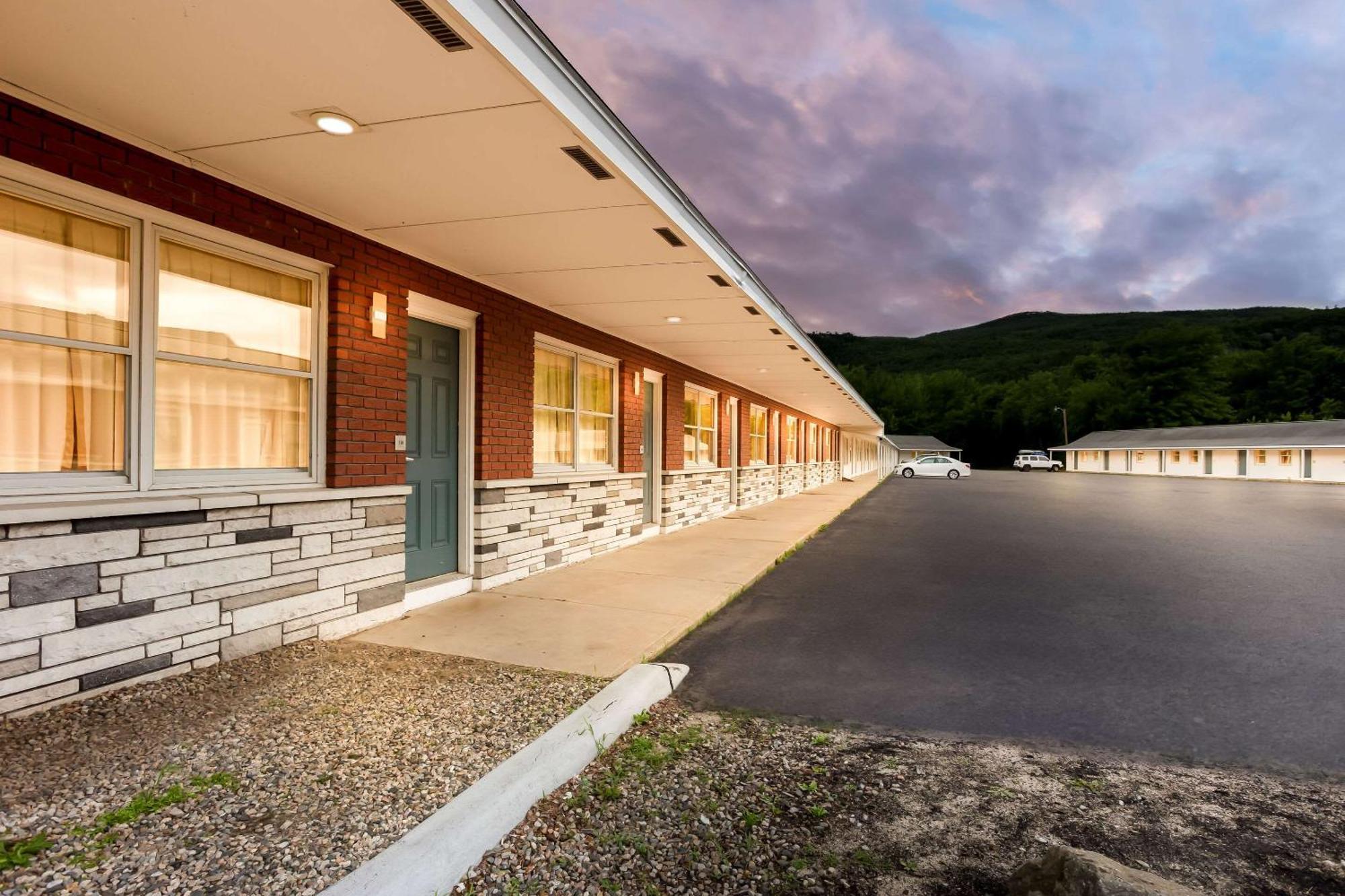 Rodeway Inn Gorham Exterior photo