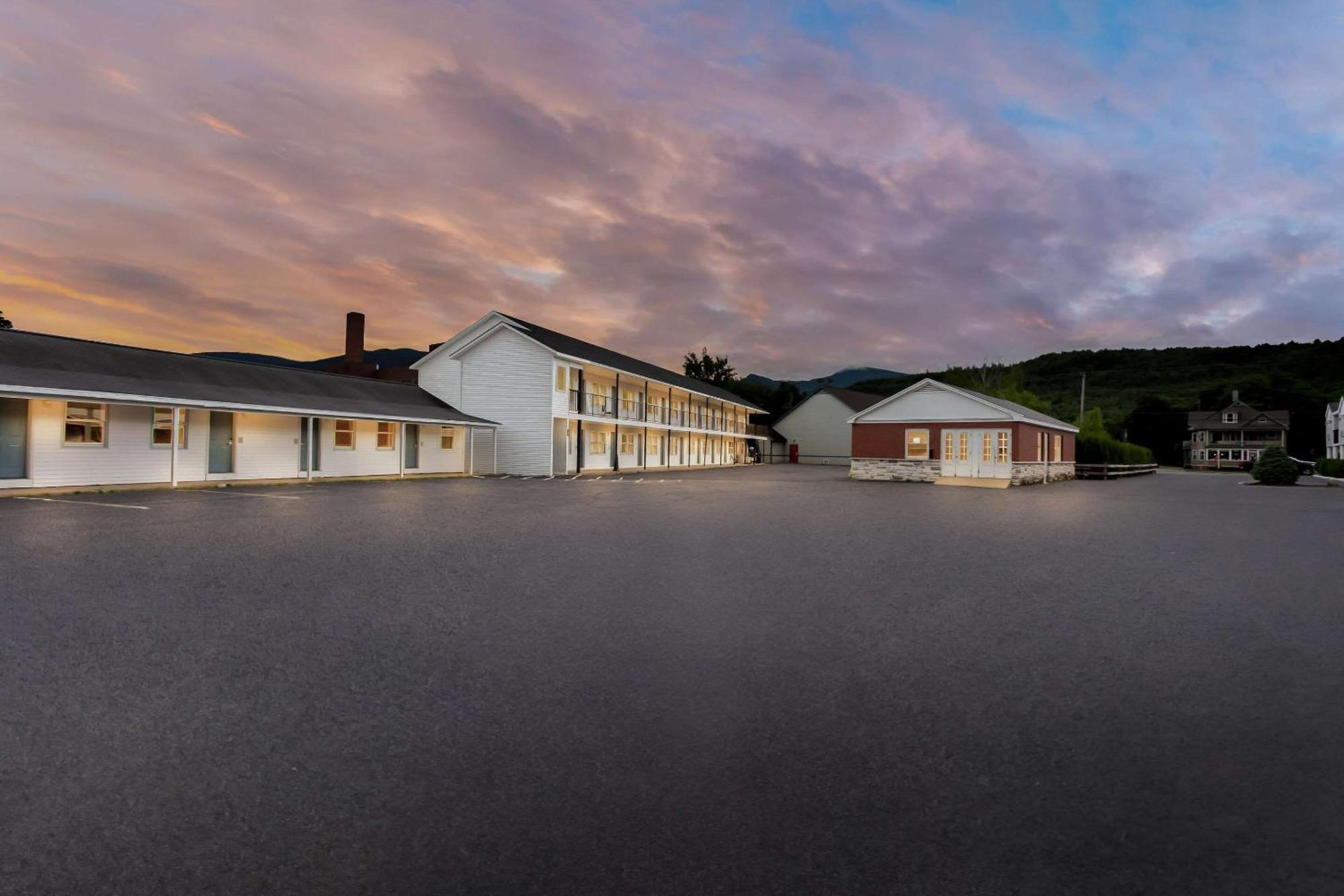 Rodeway Inn Gorham Exterior photo