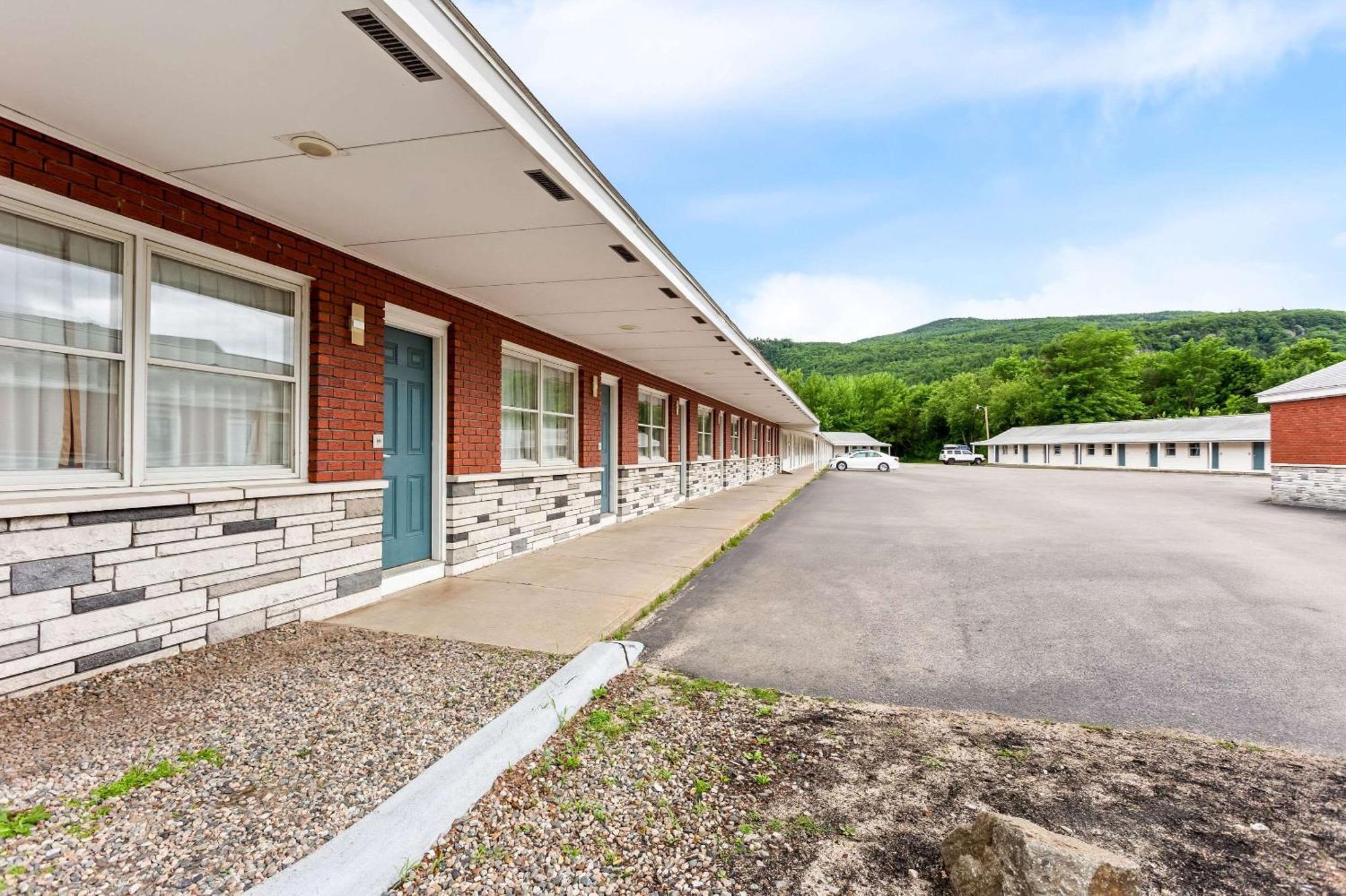 Rodeway Inn Gorham Exterior photo