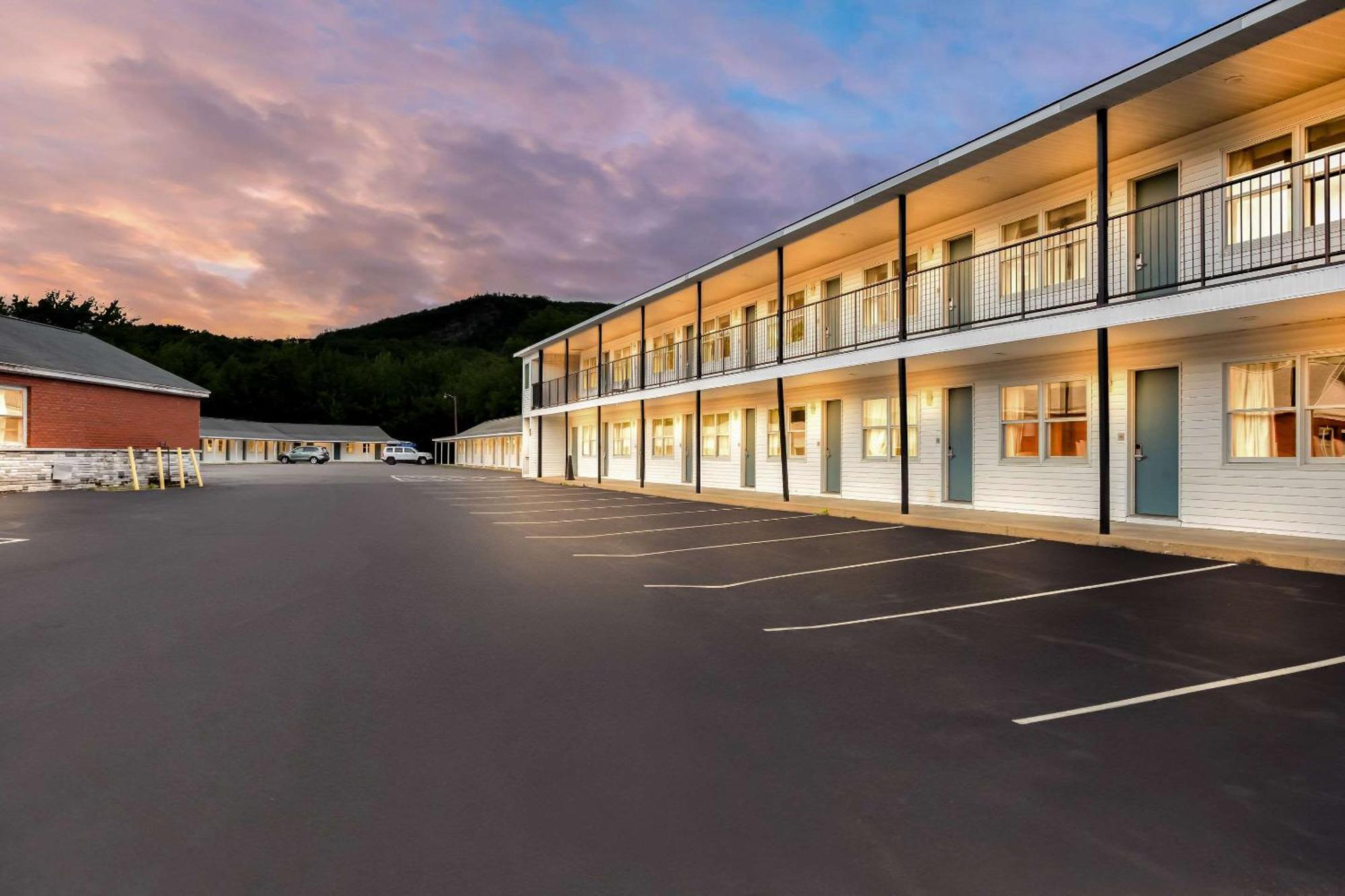 Rodeway Inn Gorham Exterior photo